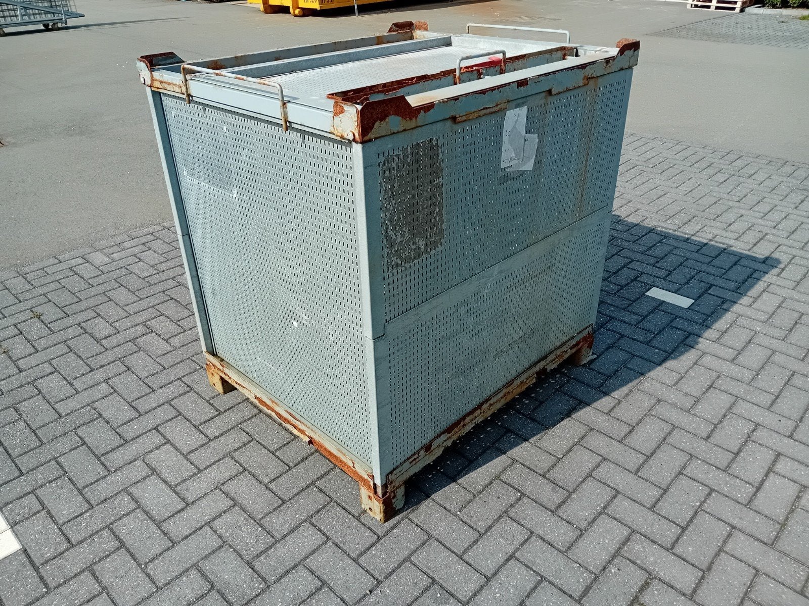 Ijzeren afsluitbare kist., Ophalen, Gebruikt, Krat