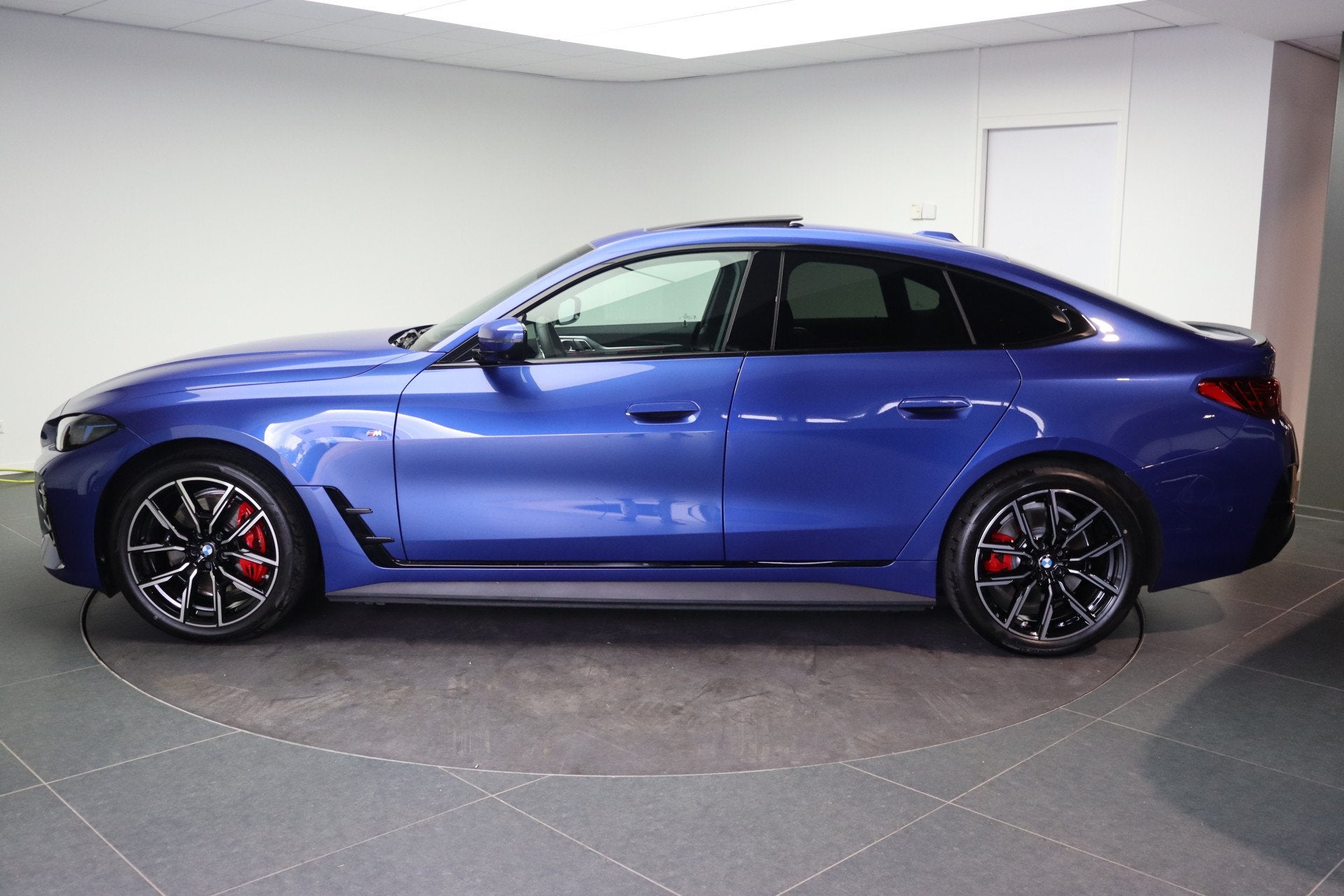 BMW i4 eDrive40 M Sport / Trekhaak / Comfort Access / Adapti, Auto's, Dealer onderhouden, Achterwielaandrijving, Gebruikt, Zwart