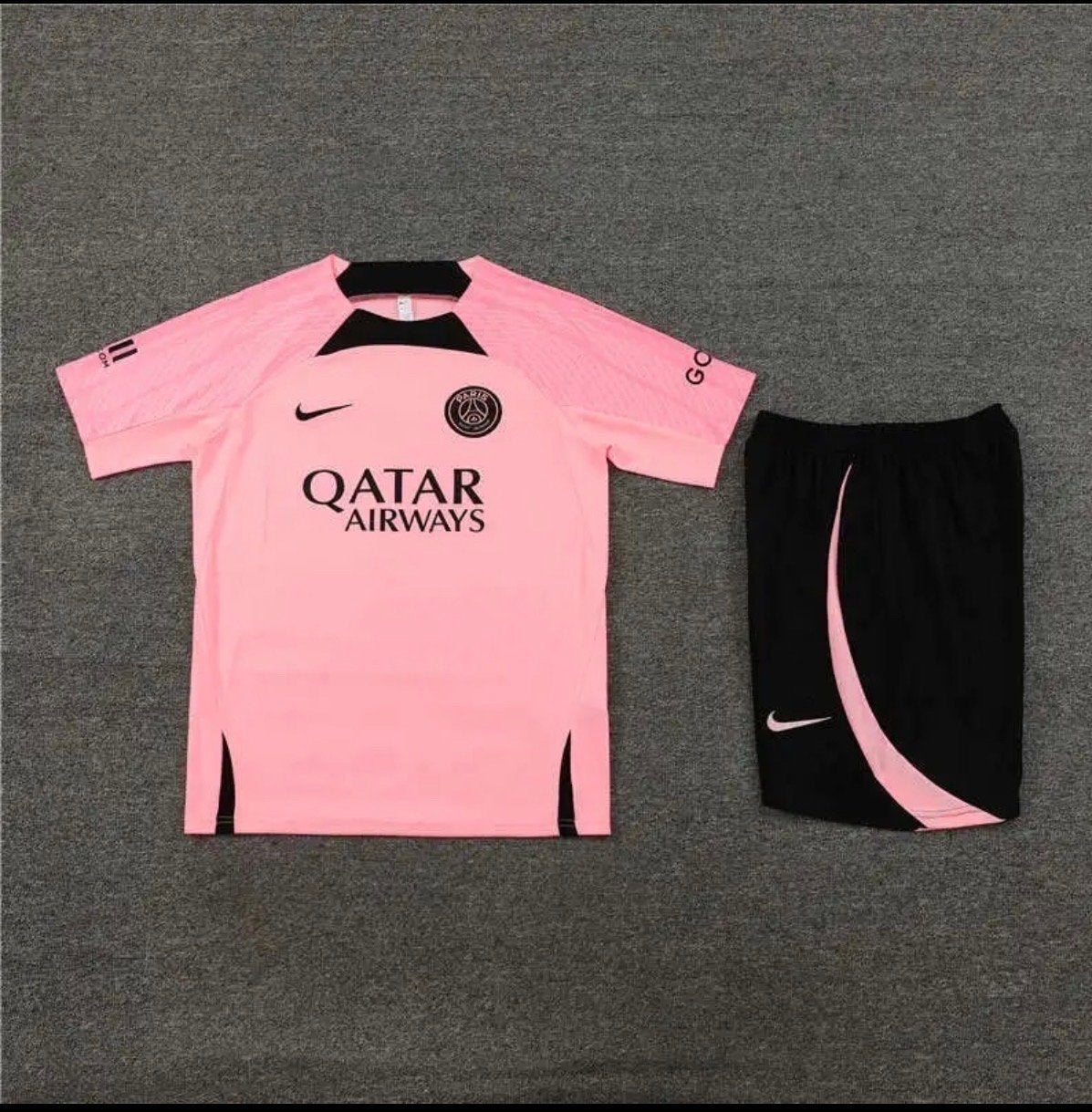 PSG Voetbaltenue Roze - Shirt en Broekje, Sport en Fitness, Maat S, Ophalen of Verzenden, Nieuw, Set