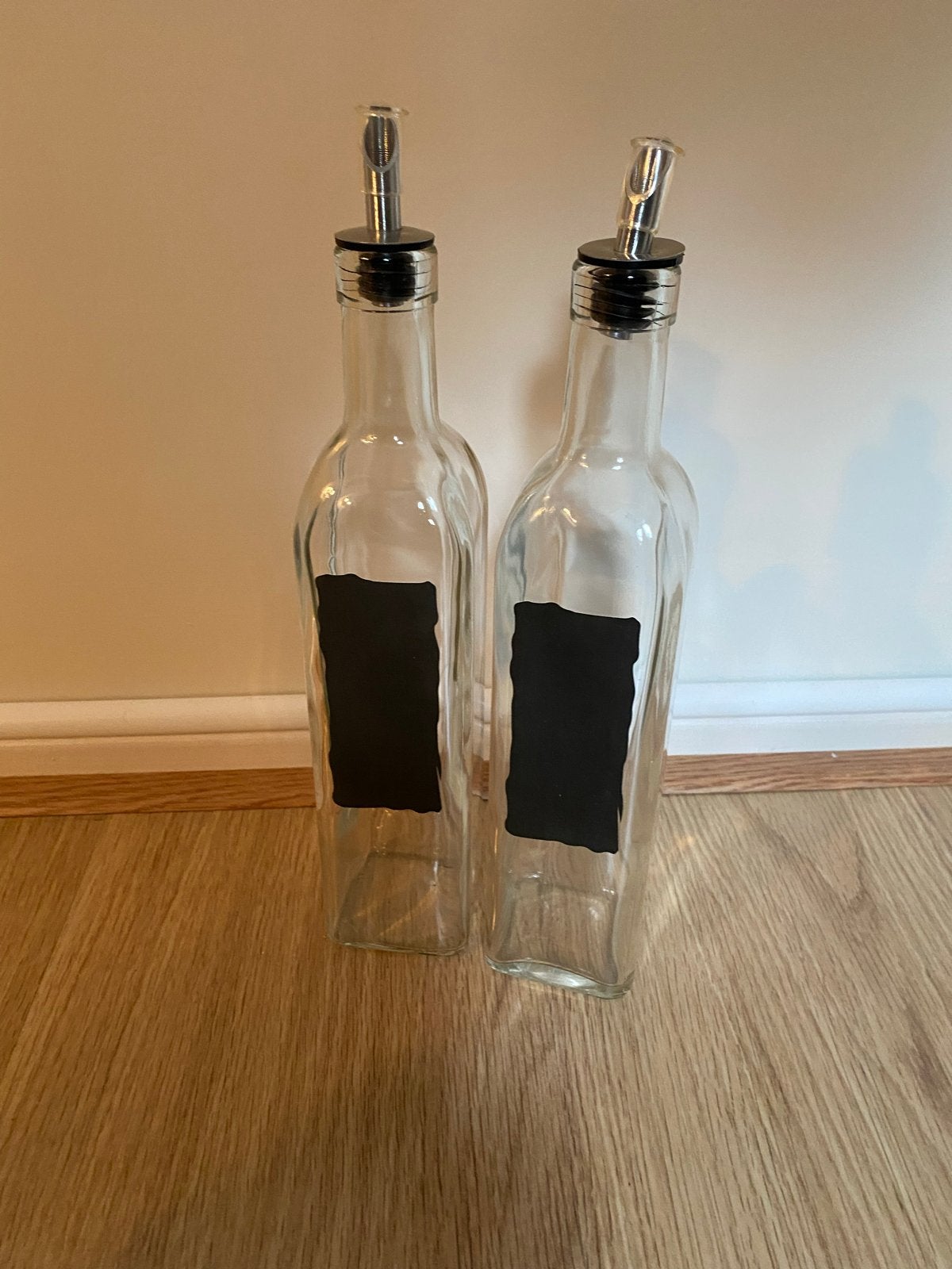 Set van 2 glazen olie- en azijnflessen met schenktuit, Huis en Inrichting, Ophalen of Verzenden, Zo goed als nieuw, Overige merken