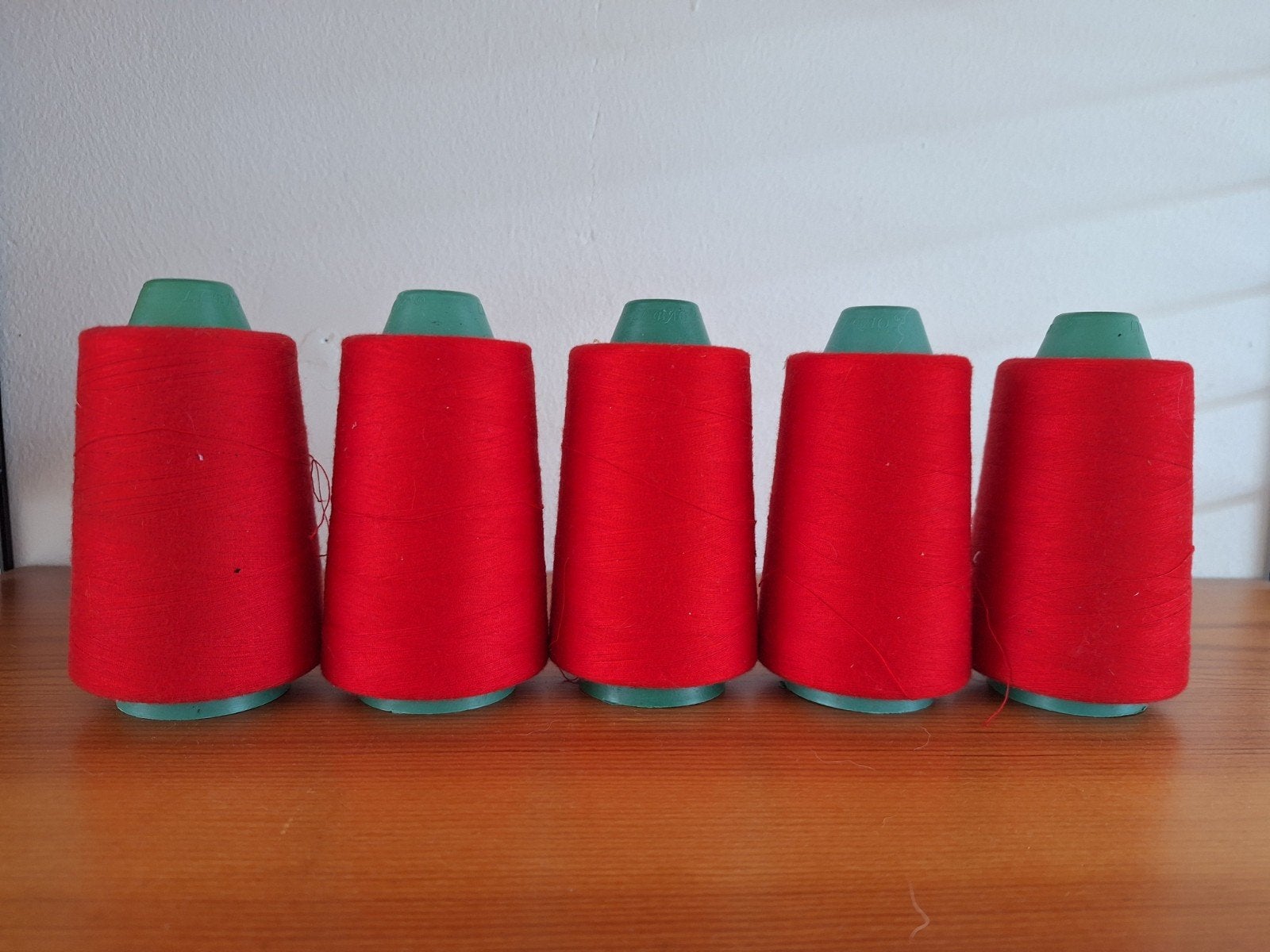 Verschillende kleuren lockgaren, klossen, lockmachine, Ophalen of Verzenden, Garen of Naald(en)