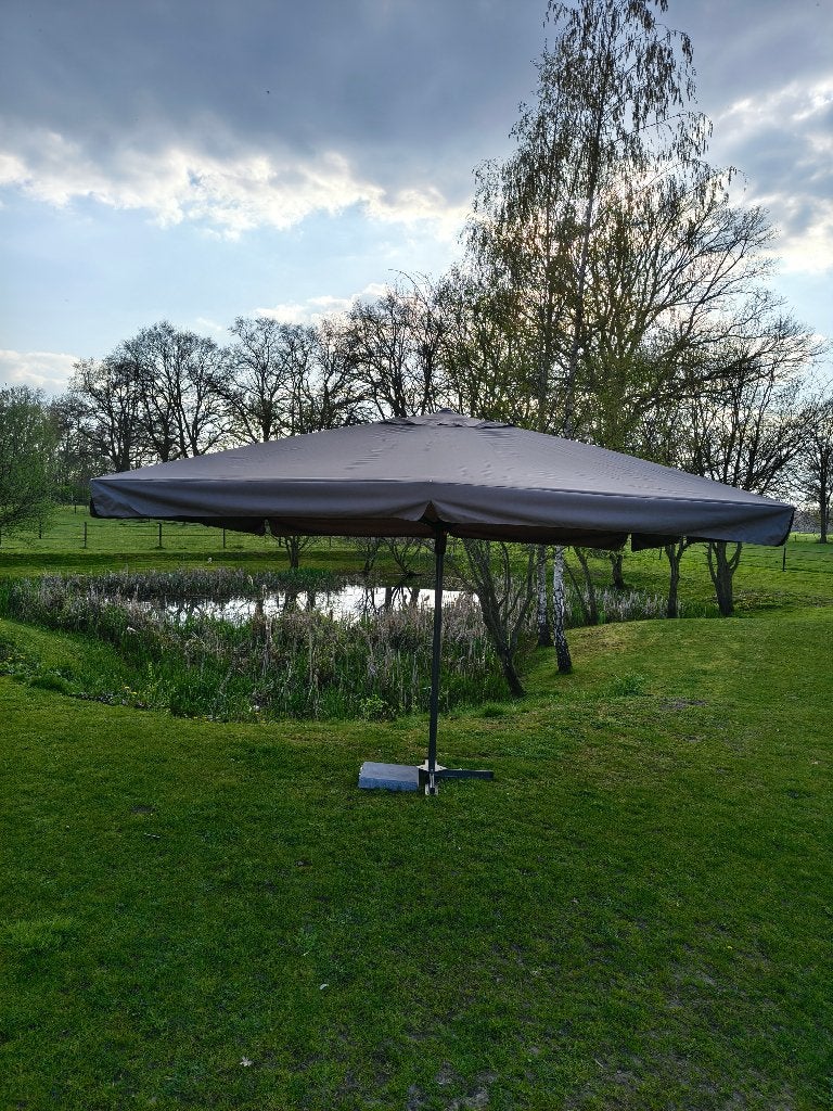 Nieuwe grote parasol 4 x 4m Merk MADISON, met voet, Ophalen, Zo goed als nieuw, Waterdicht, Stokparasol