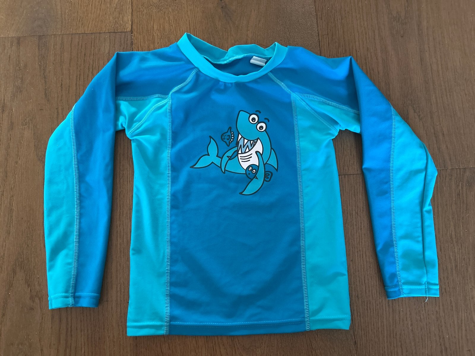 UV shirt lange mouw maat 110 met haai, Ophalen of Verzenden, Gebruikt, Jongen, Sport- of Zwemkleding