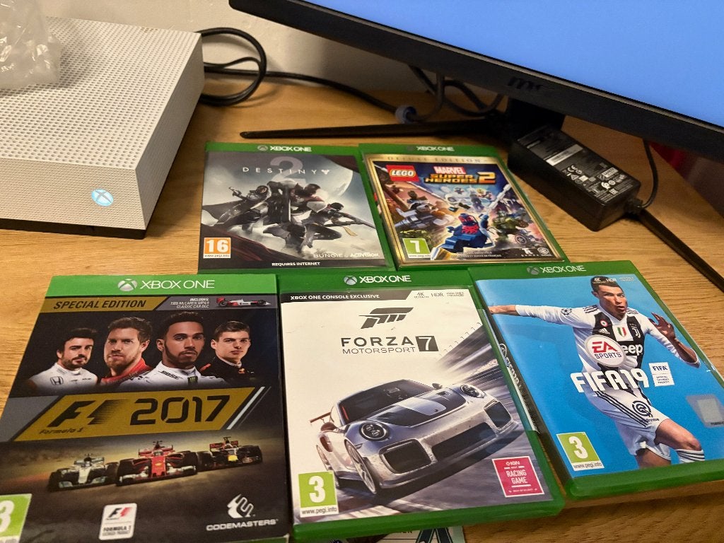 Foto 3 van Xbox One S 1TB + 2 controlrs + AOC 27”144Hz monitor + games