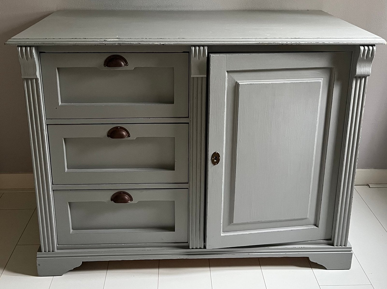Brocante kast/commode grijs, Ophalen, Gebruikt, 100 tot 150 cm, Met deur(en)