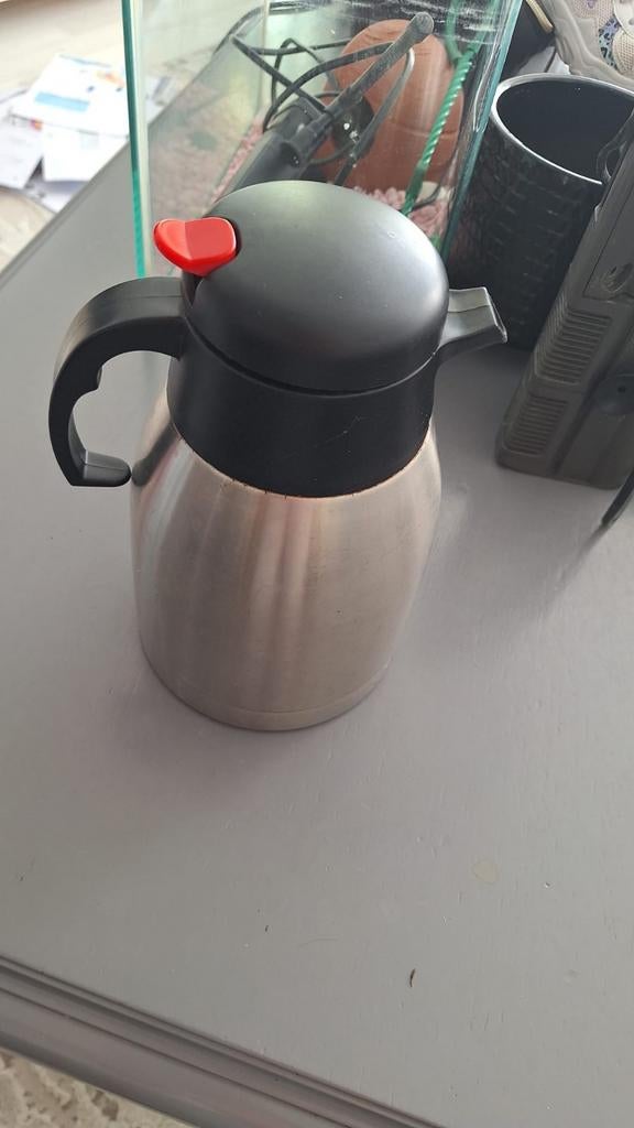 RVS Thermoskan met Zwart Deksel en Rood Knopje, 1 tot 2 liter, Ophalen of Verzenden, Gebruikt, Rvs