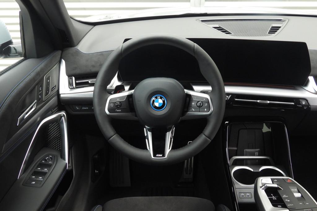 BMW iX2 eDrive20 M Sport / Panoramadak / Sportstoelen / Acht, Auto's, BMW, IX2, Zwart, Nieuw, SUV of Terreinwagen