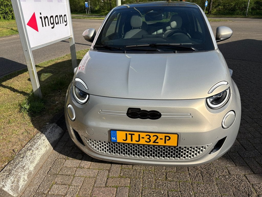 Fiat 500 Giorgio Armani Edition 42 kWh, Auto's, Fiat, Gebruikt, 118 pk, Bruin, 4 stoelen