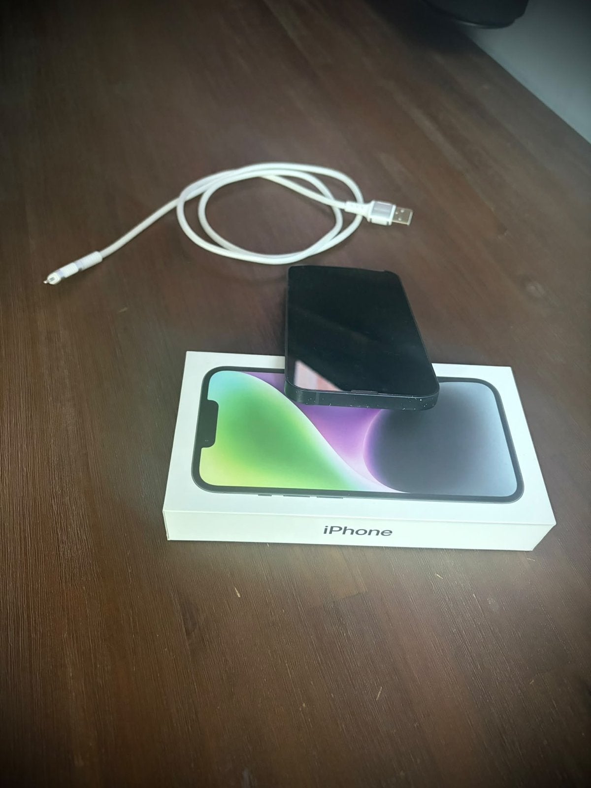 Te koop: iPhone 14 met oplaadkabel