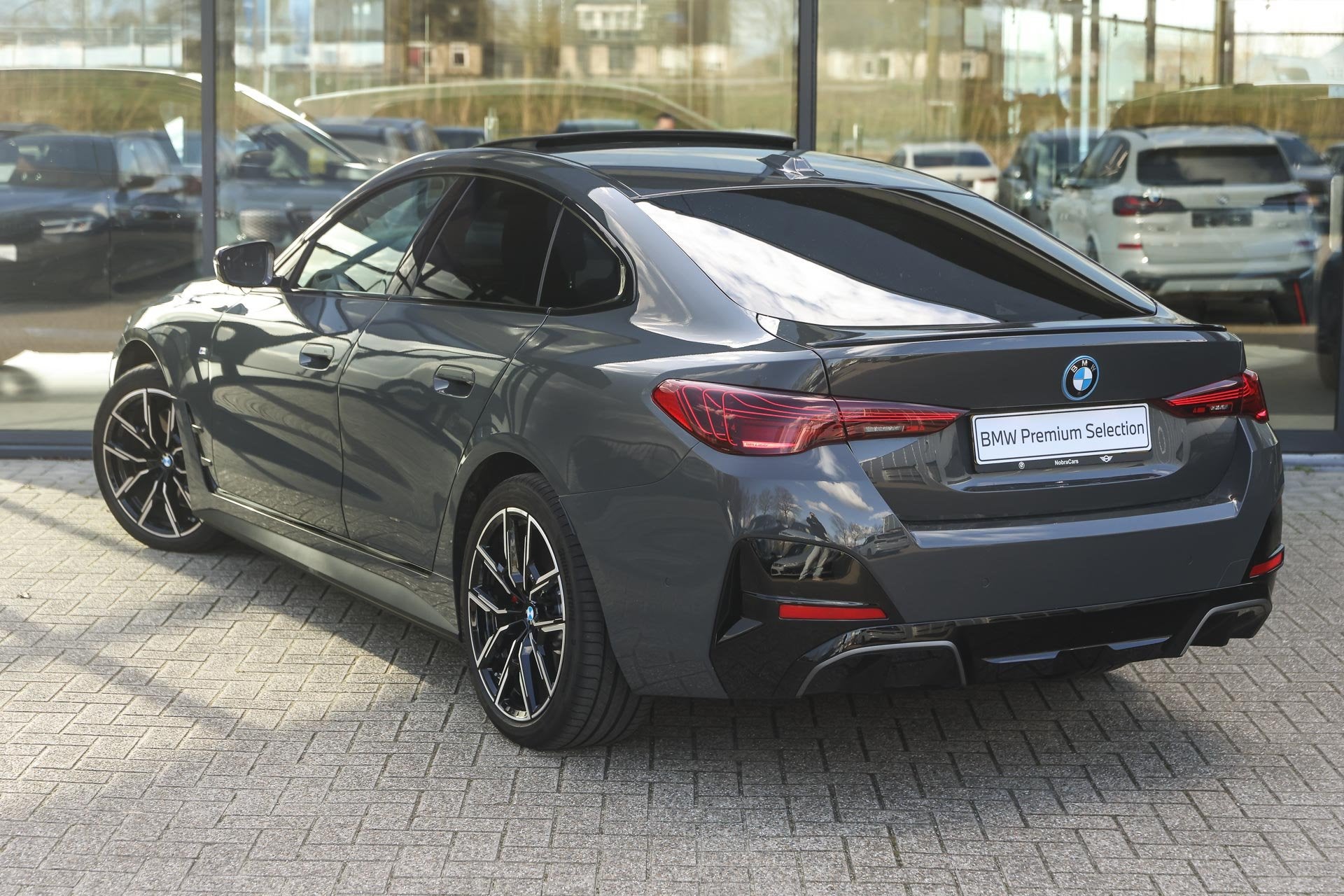 BMW i4 eDrive35 M Sport / Schuif-kanteldak / Adaptieve LED /, Auto's, BMW, 513 km, Achterwielaandrijving, Zwart, Met garantie (alle)
