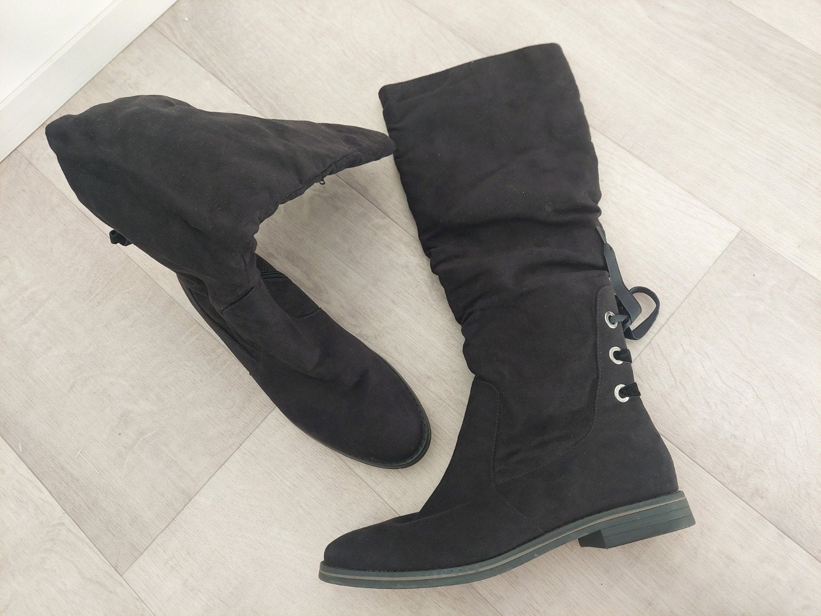 Zwarte suede hoge laarzen met vetersluiting - Maat 41, Hoge laarzen, Zwart, Ophalen of Verzenden, Solos