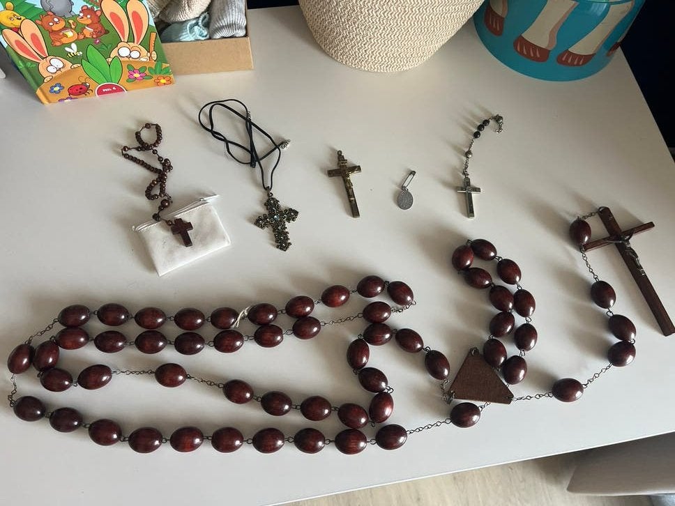 Diverse collectie religieuze kruizen en rozenkransen, Antiek en Kunst, Antiek | Religie, Ophalen of Verzenden