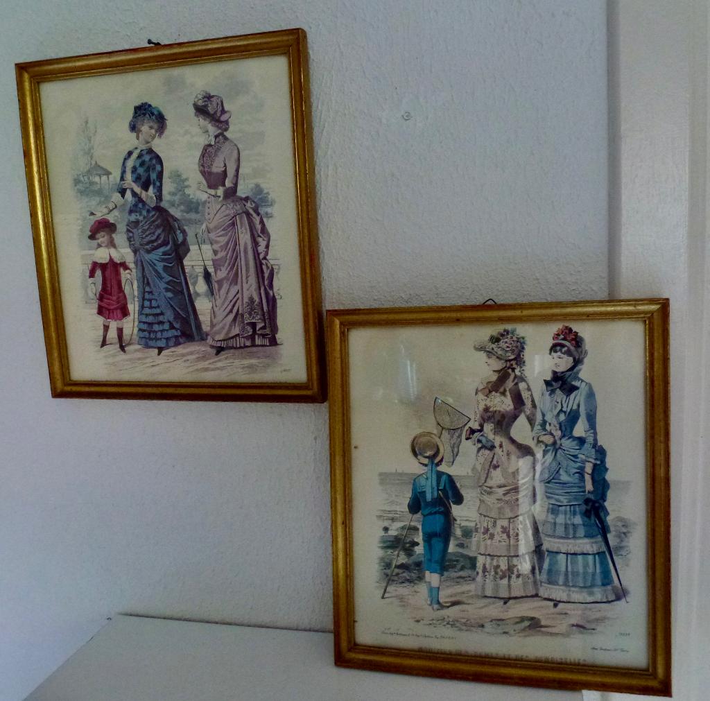 2x Ingelijste Franse modeprints: antieke kostuumgravures., Verzenden