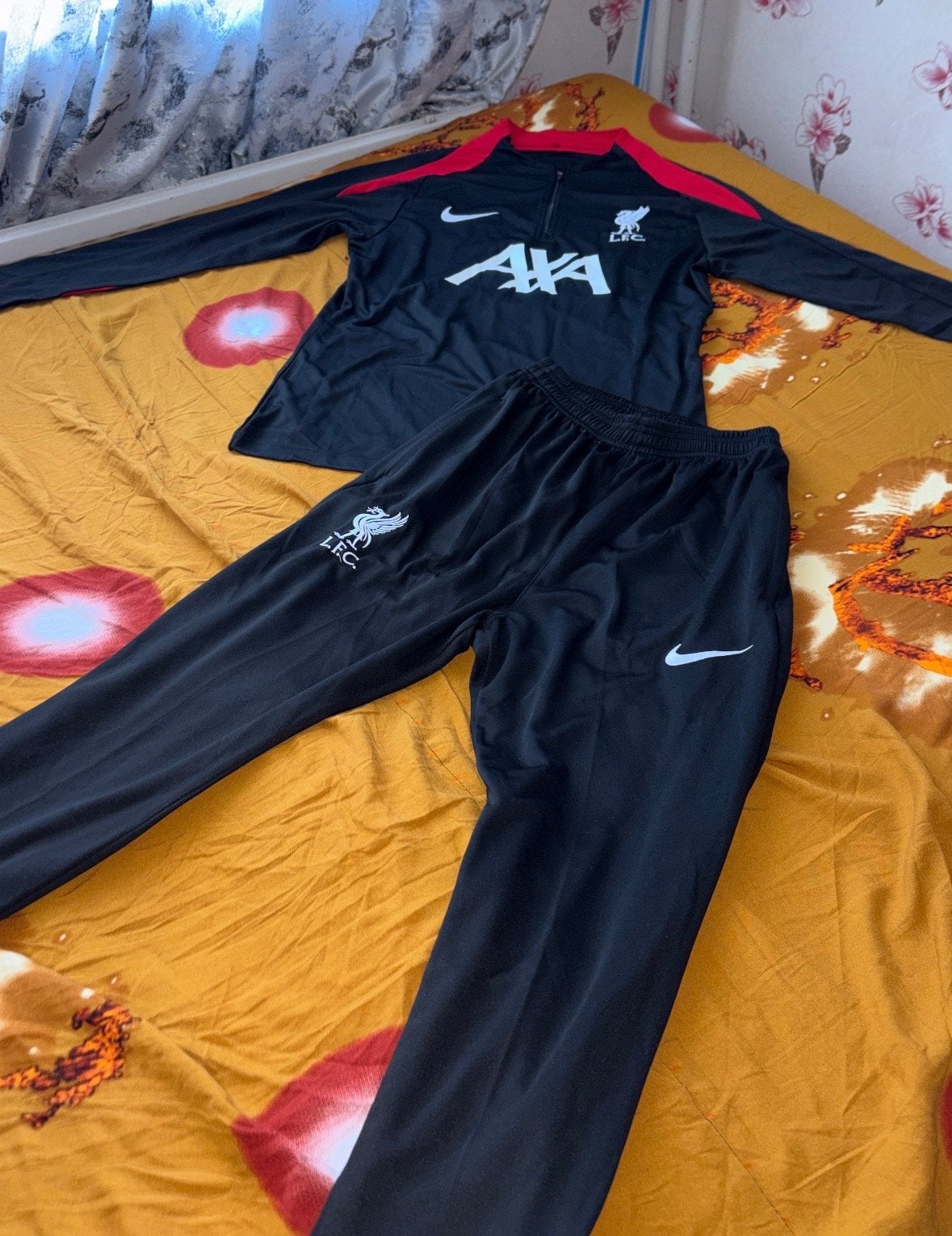 Sportkleding set: Trainingspakken en shirts, Meerkleurig, Overige maten, Ophalen of Verzenden, Zo goed als nieuw