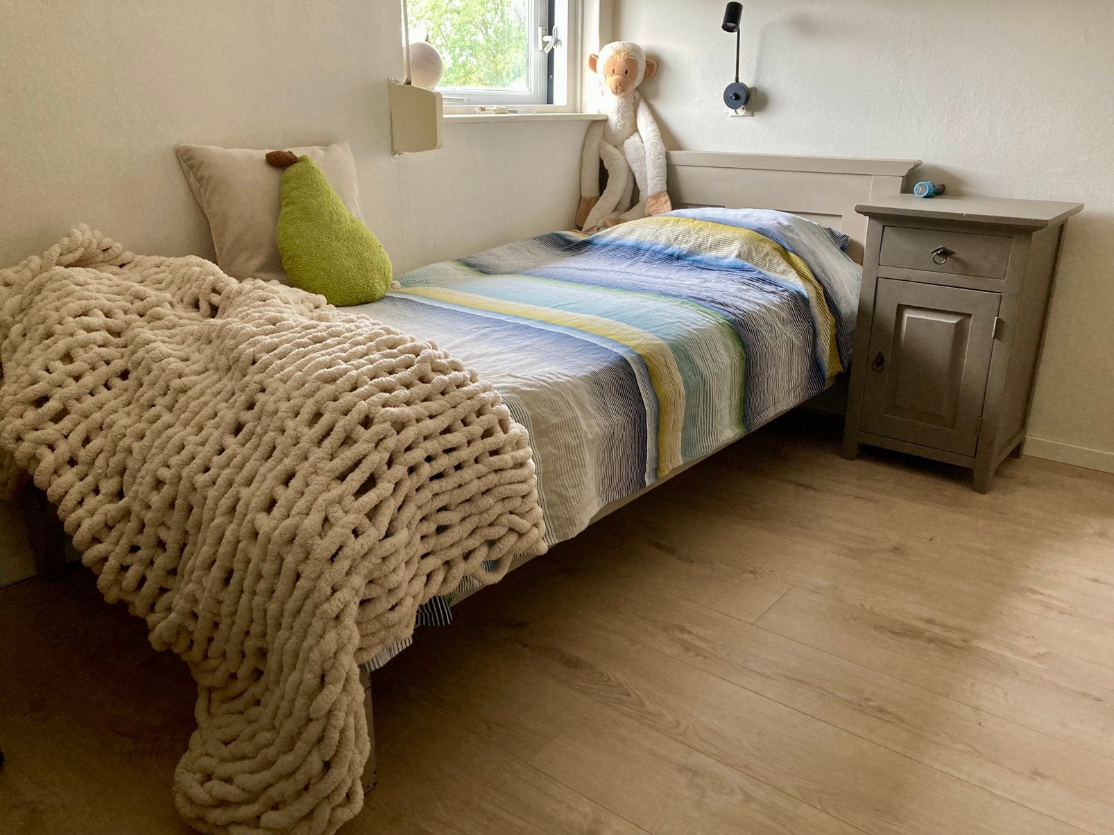 Een persoonsbed metnachtkastje., Huis en Inrichting, Slaapkamer | Bedden, Ophalen, Gebruikt, 90 cm, Eenpersoons
