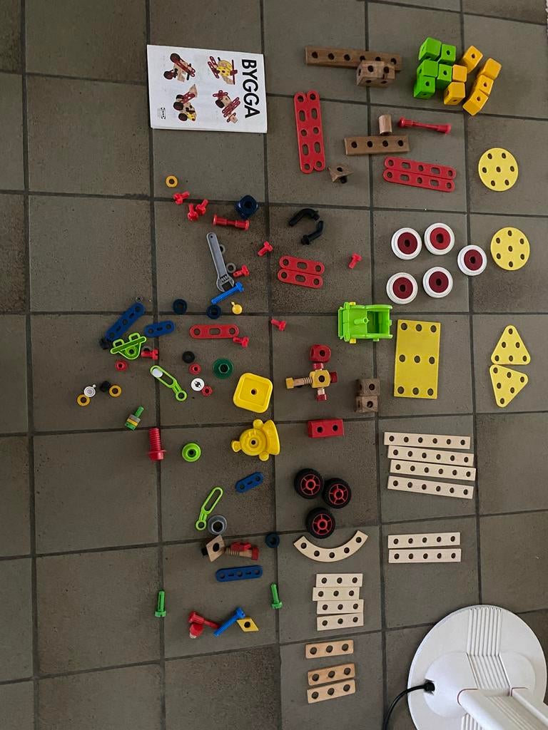 IKEA BYGGA + ? - Houten en plastic constructiespeelgoed, Ophalen of Verzenden, Zo goed als nieuw