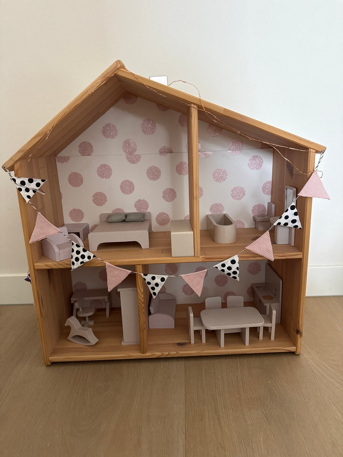 Gepimpt houten poppenhuis met meubeltjes, Ophalen, Gebruikt, Poppenhuis