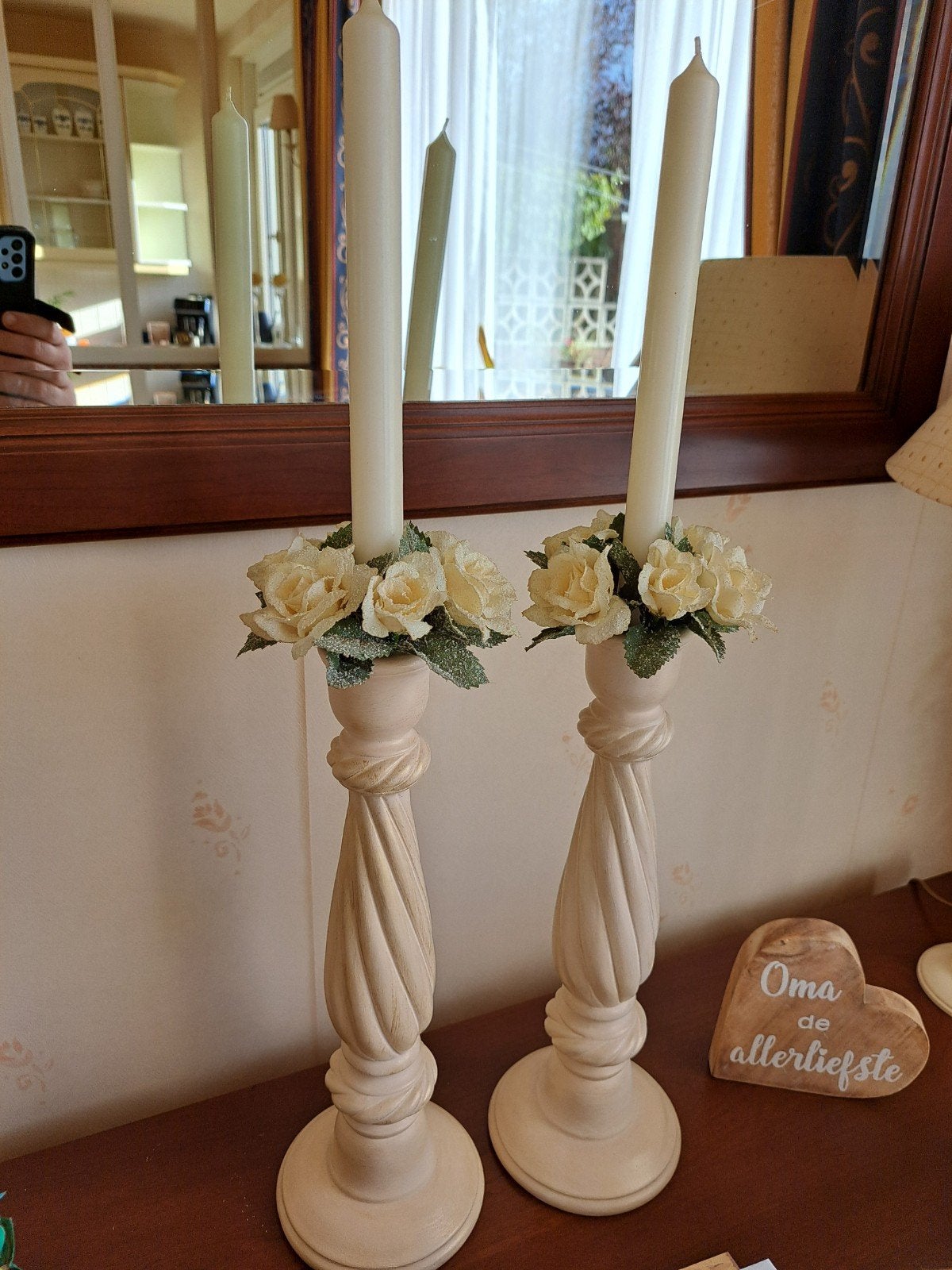 Brocante gedraaide houten kandelaars met rozen 2 stuks, Ophalen of Verzenden, Zo goed als nieuw, Kandelaar, 64 cm
