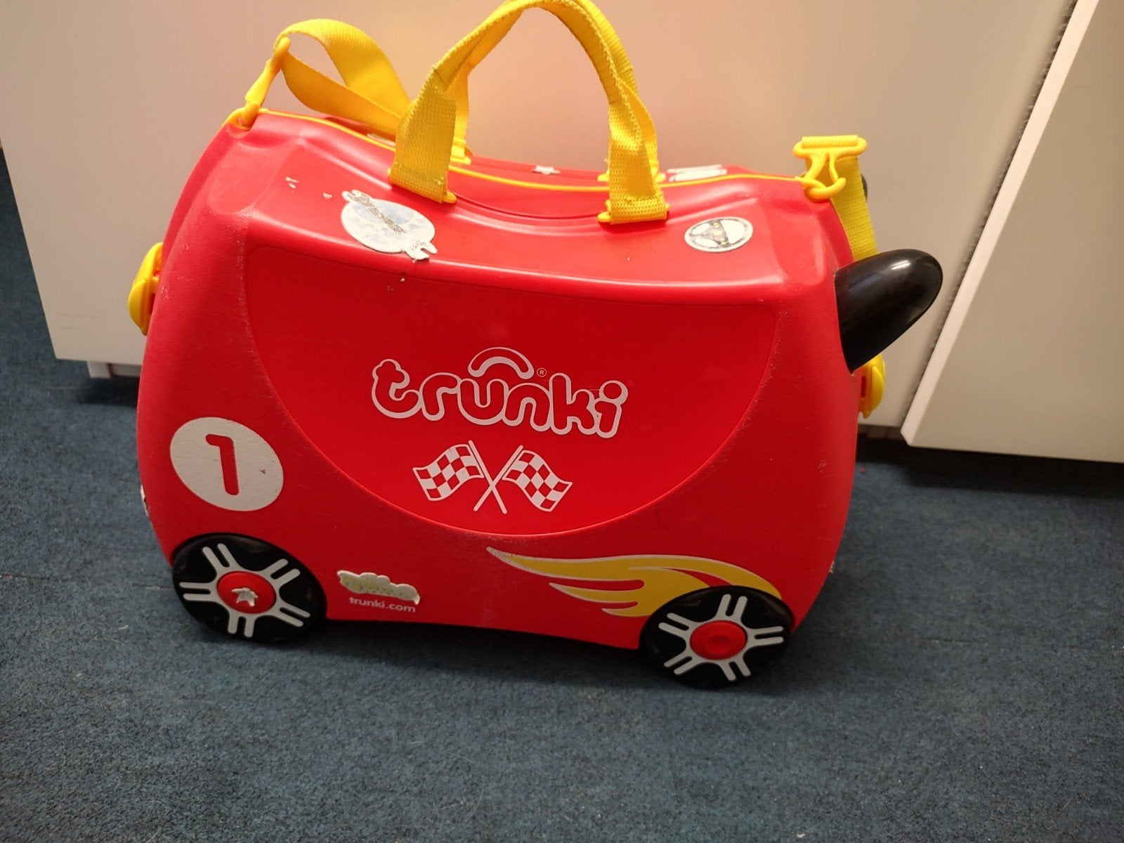 Trunki kinderkoffer raceauto, Wieltjes, Hard kunststof, Minder dan 50 cm, Ophalen of Verzenden