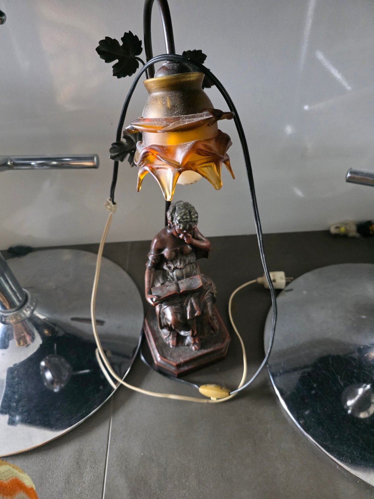 Vintage tafellamp met lezende figuur, Ophalen of Verzenden