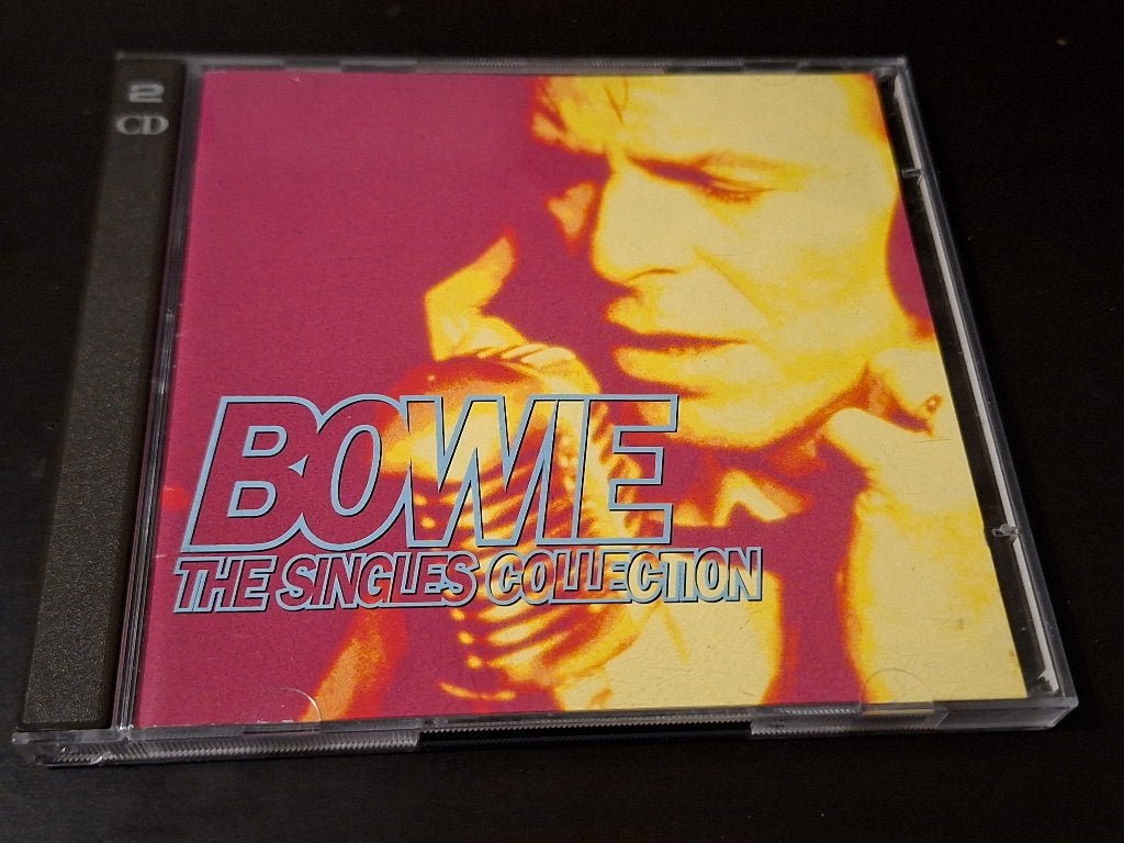 DAVID BOWIE - THE SINGLES COLLECTION (2-CD), Inclusief boekje, Ophalen of Verzenden, Zo goed als nieuw, Verzamelalbum