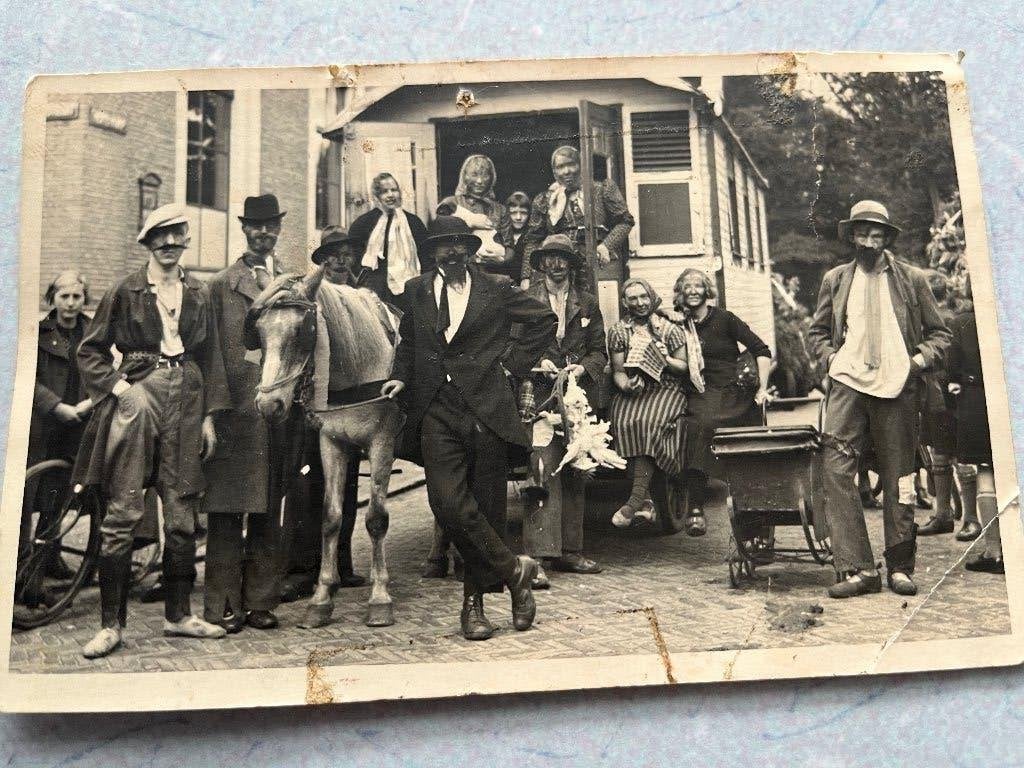 Assen fotokaart 1938 optocht met woonwagen, Verzamelen, Ansichtkaarten | Nederland, Ophalen of Verzenden, 1920 tot 1940, Ongelopen