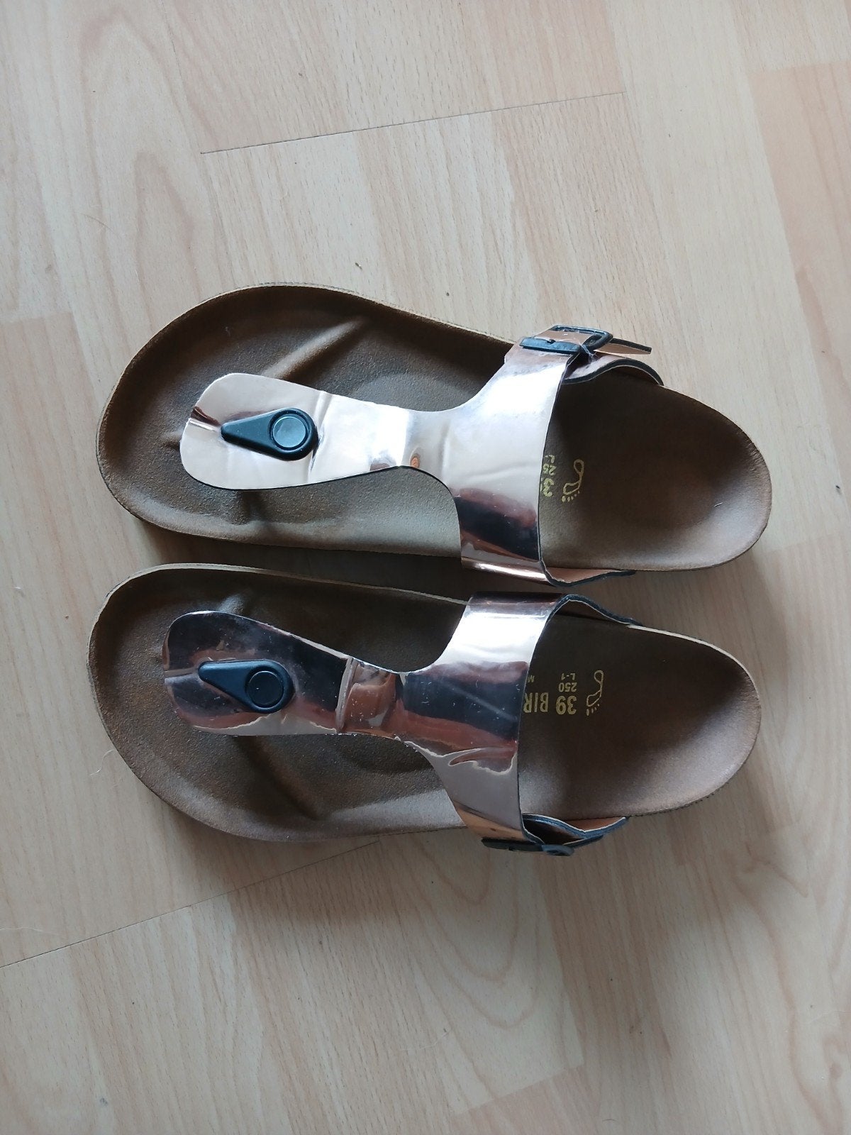 Nieuwe Birkenstock Gizeh maat 39  glanzend goud kleur, Kleding | Dames, Schoenen, Overige kleuren, Nieuw, Birkenstock, Sandalen of Muiltjes