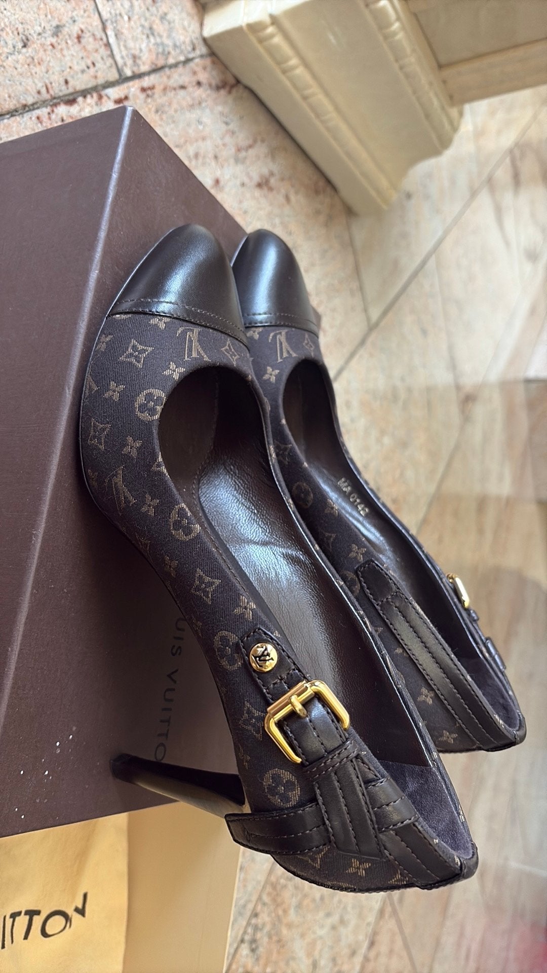 Originele Louis vuitton hakken met bon maat 40, Kleding | Dames, Schoenen, Ophalen of Verzenden, Zo goed als nieuw, Zwart