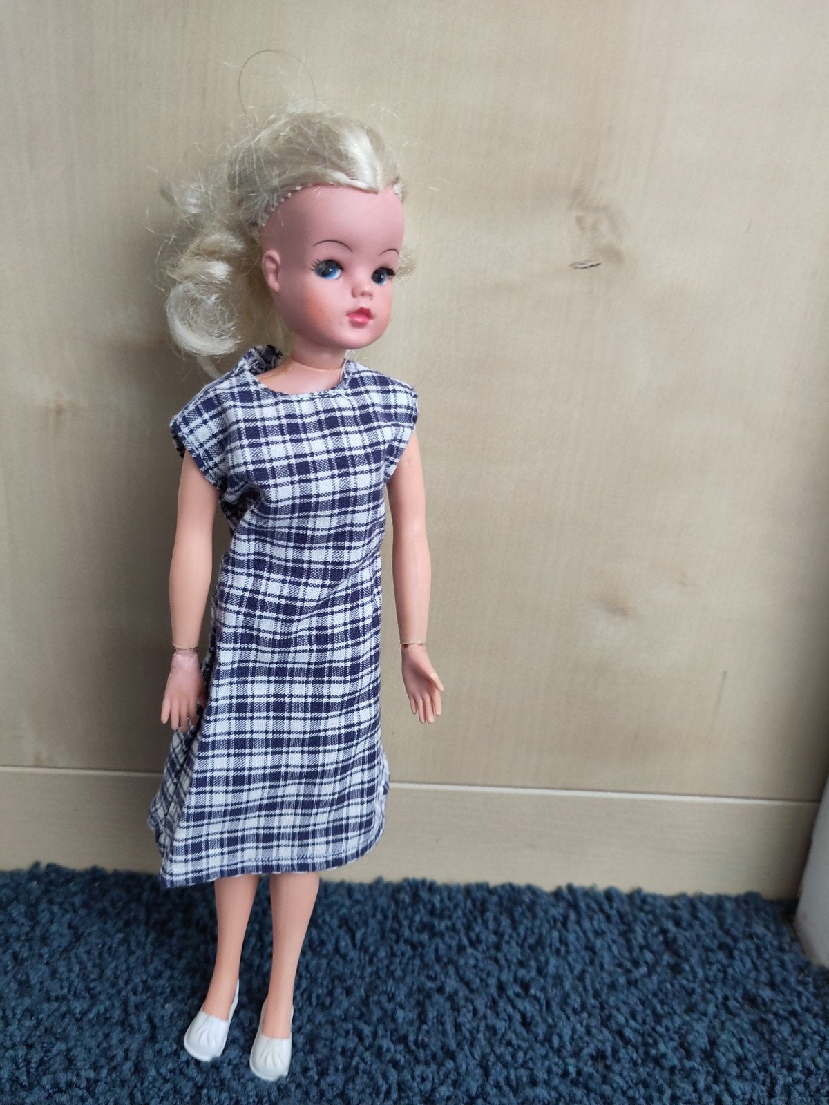 Sindy/Fleur Barbie blauw wit geruit jurkje, Ophalen of Verzenden, Zo goed als nieuw, Barbie