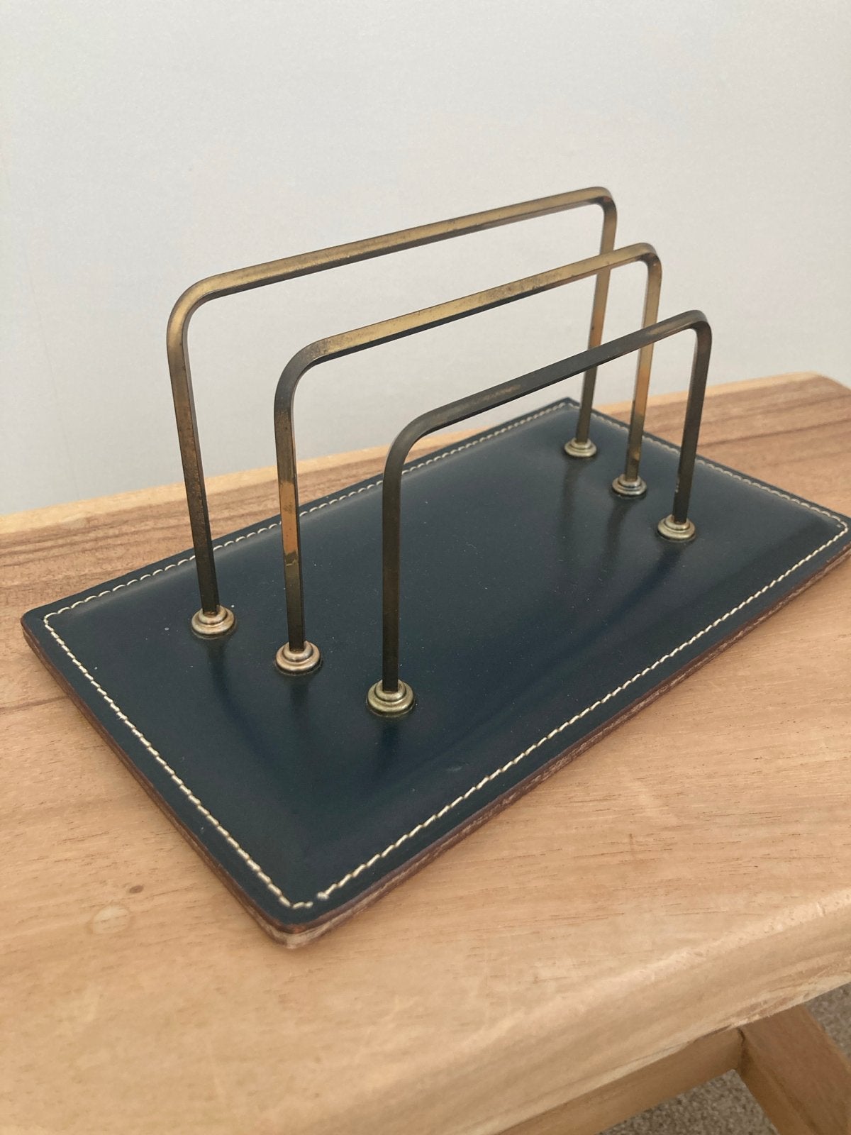 Vintage Brievenhouder / Bureau Organizer - Leer & Messing, Antiek en Kunst, Verzenden
