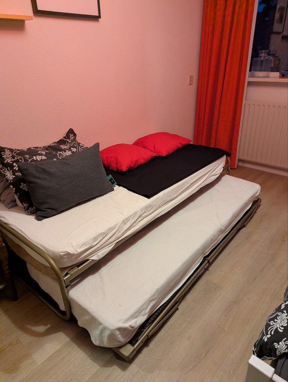 Uitschuifbaar bed / logeerbed met 2 matrassen, Ophalen, 80 cm, 200 cm, Metaal