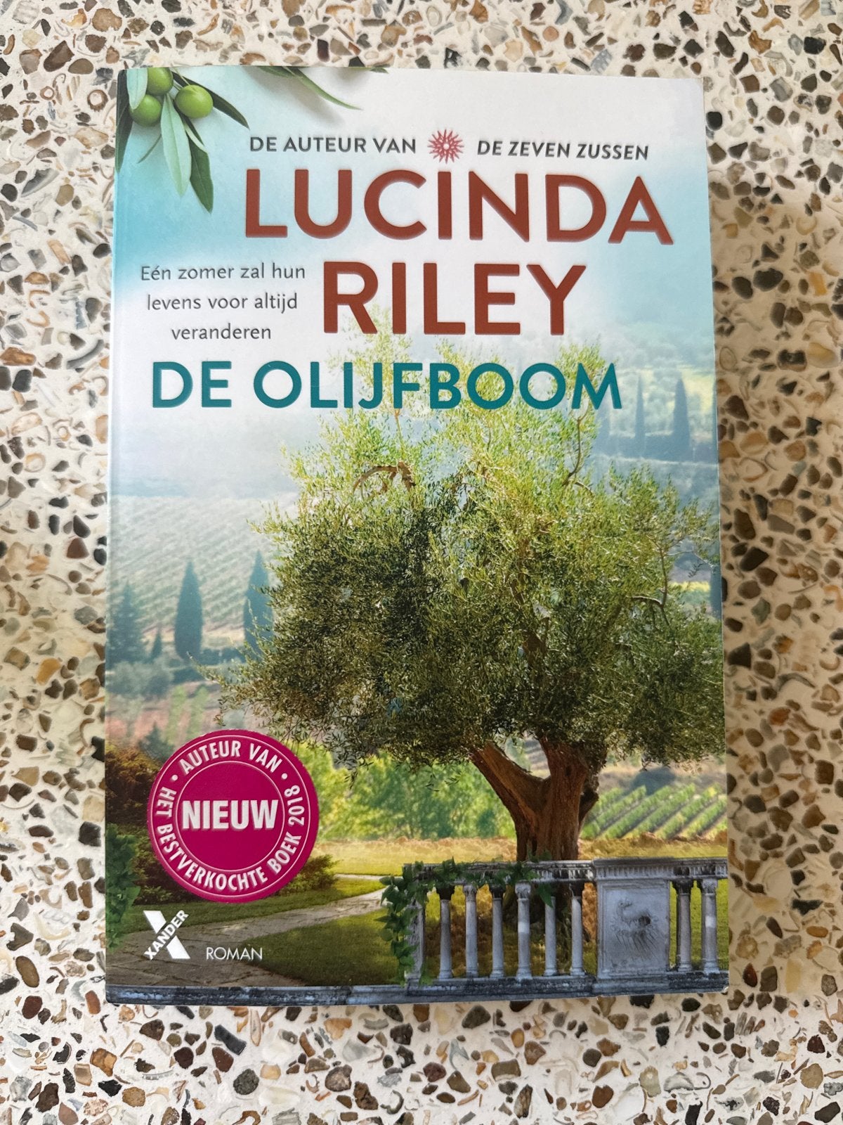 De Olijfboom - Lucinda Riley (Roman), Boeken, Ophalen, Zo goed als nieuw, Nederland