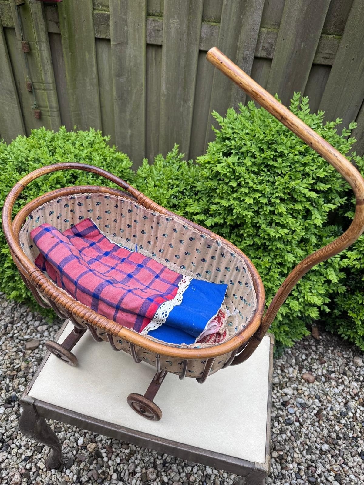 Vintage rotan poppenwagen met kap - Gebruikt, Kinderen en Baby's, Speelgoed | Poppen, Ophalen, Gebruikt, Babypop