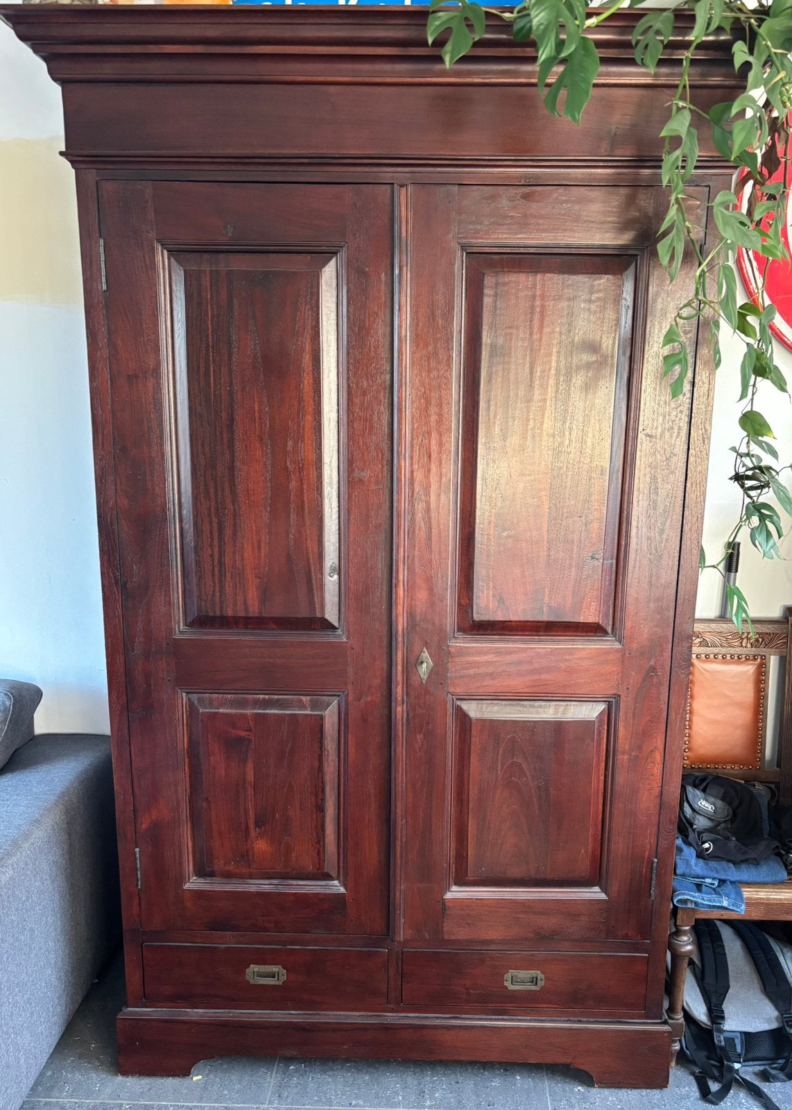 Massief houten kast, Ophalen, Met plank(en), Gebruikt, 100 tot 150 cm