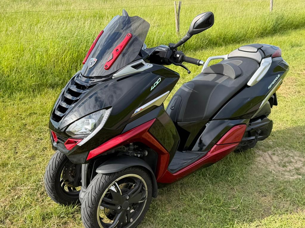 Peugeot Metropolis 400i 2022,15.600 km,B-rijbewijs,Akrapovič, Motoren, 400 cc, Scooter, Occasion, Particulier