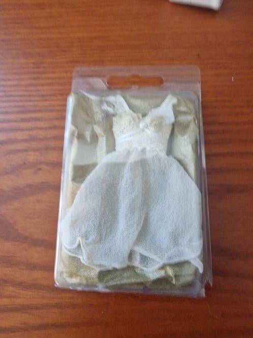 Poppenhuis miniatuur nachthemd/lingerie Falcon crème, Verzamelen, Ophalen of Verzenden