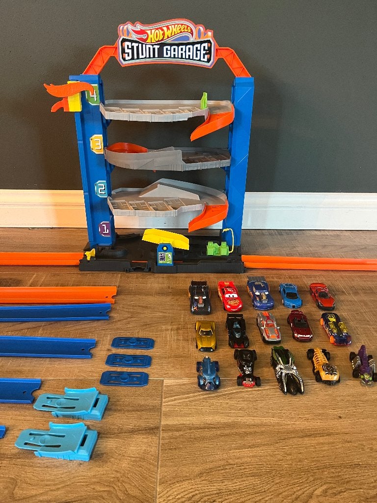 Hot wheels city - stunt garage, Kinderen en Baby's, Racebaan, Ophalen of Verzenden, Zo goed als nieuw, Hot Wheels