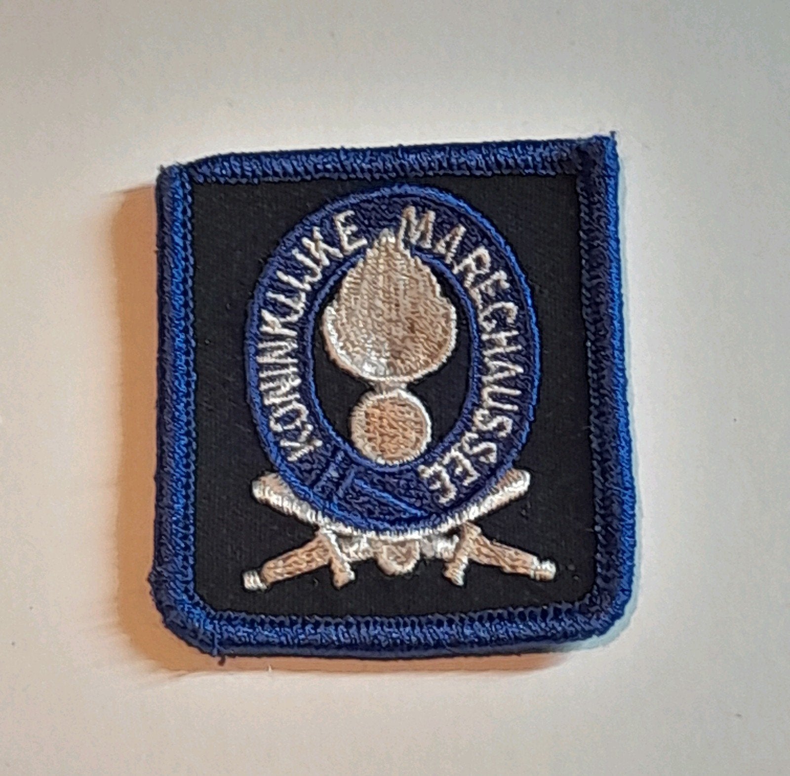 borstembleem KMAR witte zwaarden, Ophalen of Verzenden, Landmacht, Nederland, Embleem of Badge