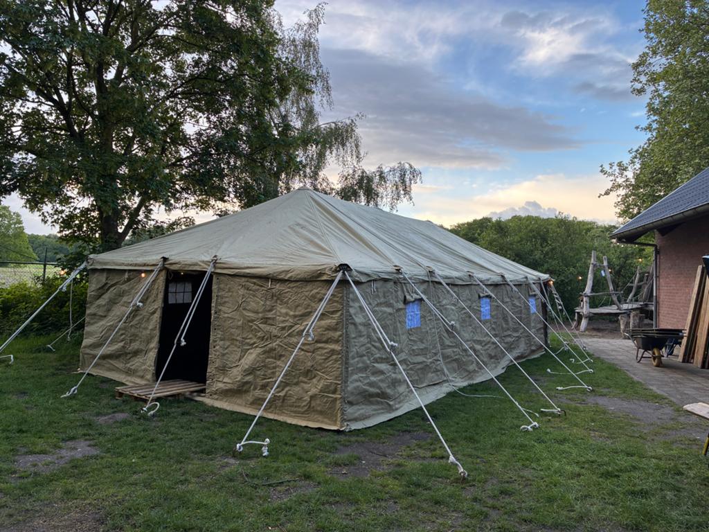 Ruime legertent met verlichting en banken, Caravans en Kamperen, Tenten, Ophalen, Zo goed als nieuw, Meer dan 6
