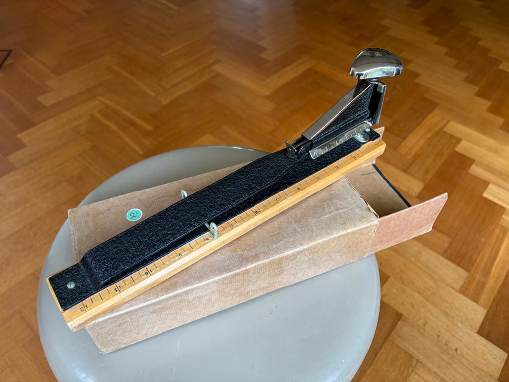 Grote vintage nietmachine, Ophalen