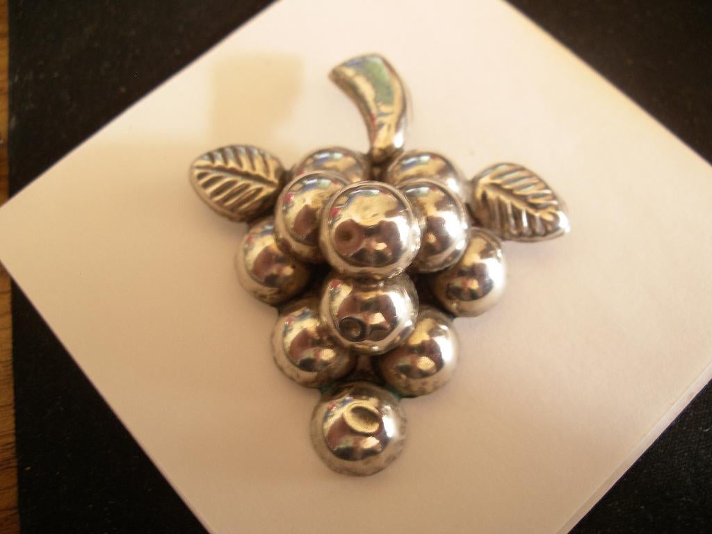 Een mooie Hele Oude Zilveren Druiventros Broche, Sieraden, Tassen en Uiterlijk, Antieke sieraden, Verzenden, Zilver, Broche