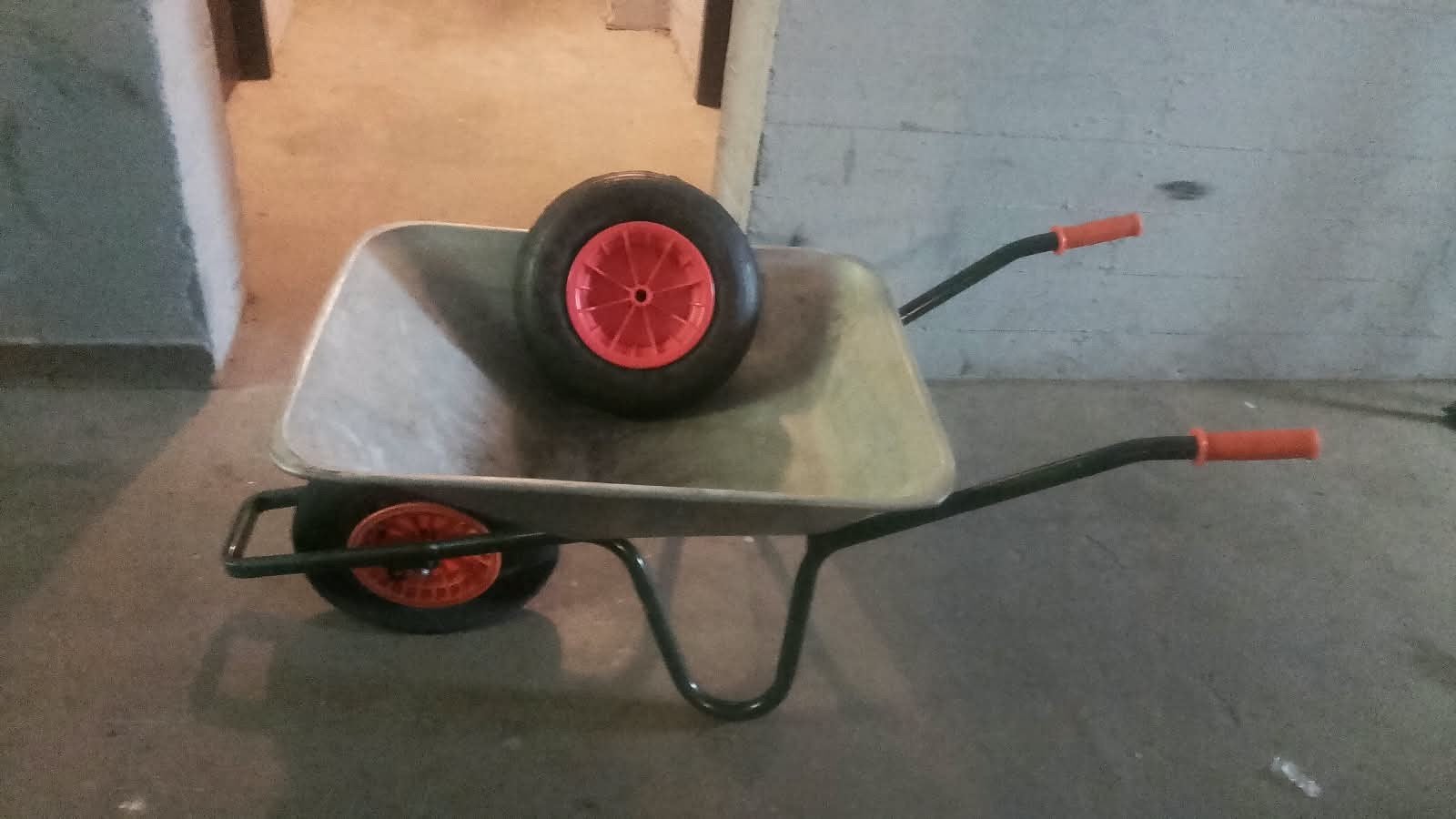 Stevige metalen kruiwagen inclusief reservewiel, Ophalen, Gebruikt