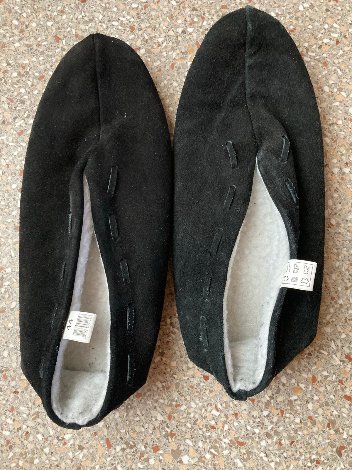 Zwarte suède pantoffels - Maat 44, Ophalen of Verzenden, Zo goed als nieuw, Zwart, Pantoffels of Sloffen