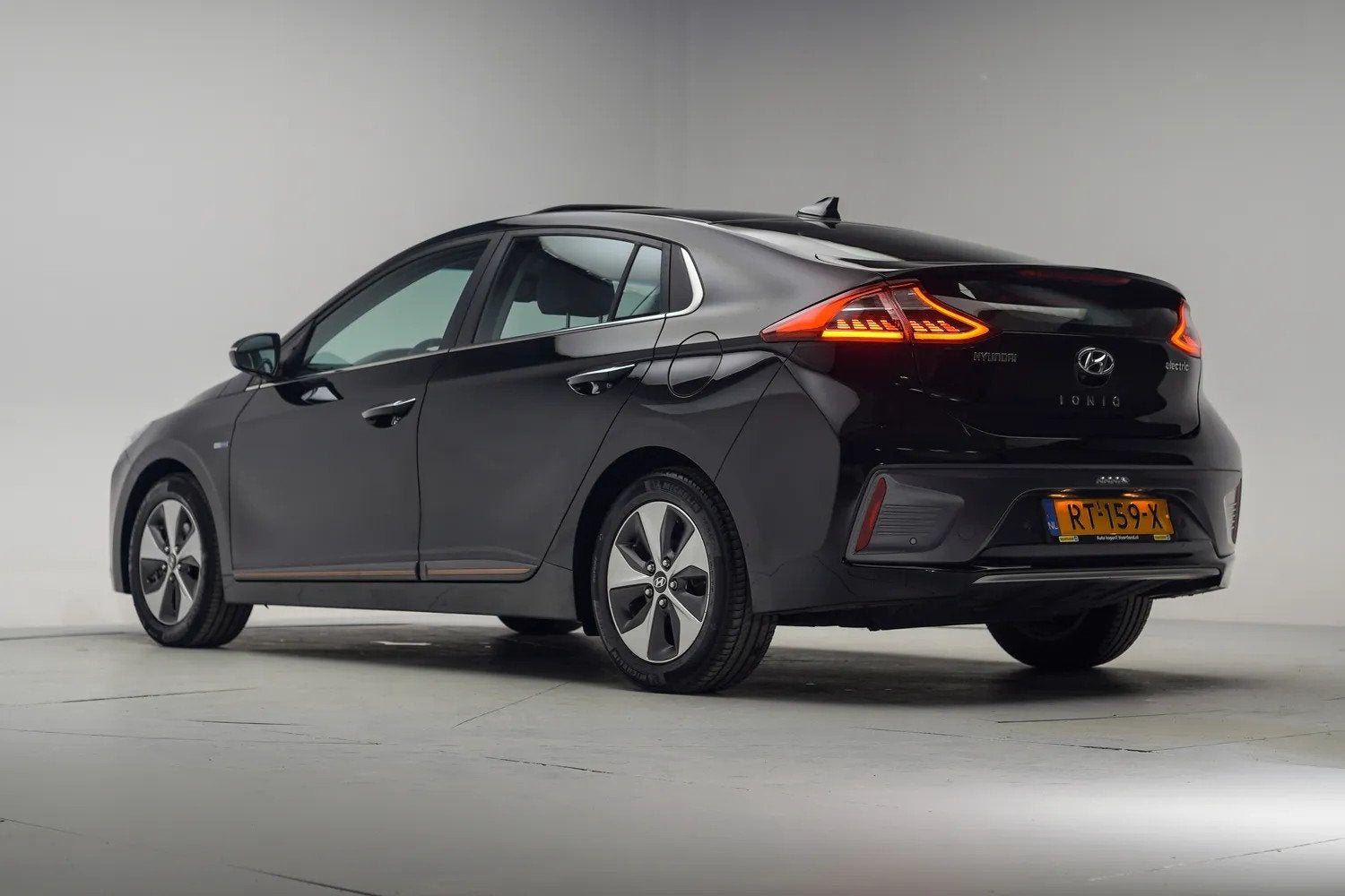 Hyundai IONIQ Premium EV [ Schuifdak Leder Infinity-Sound ], Automaat, 0 cilinders, Gebruikt, Zwart