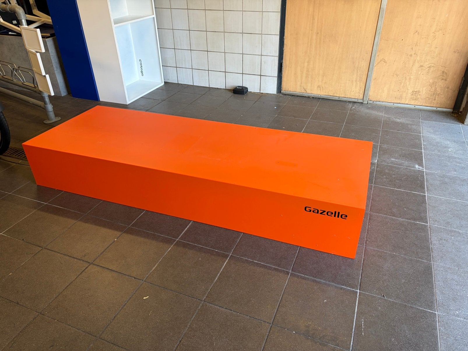 Gazelle podium oranje, Ophalen, Zo goed als nieuw, Reclamebord