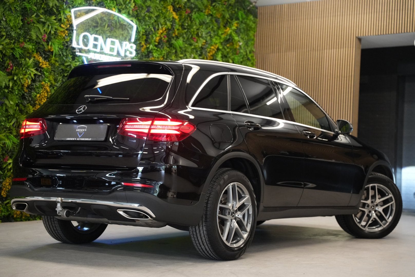 Mercedes-Benz GLC-klasse 250 4MATIC AMG / Luchtvering / Trek, Dealer onderhouden, 15 km/l, Gebruikt, Zwart