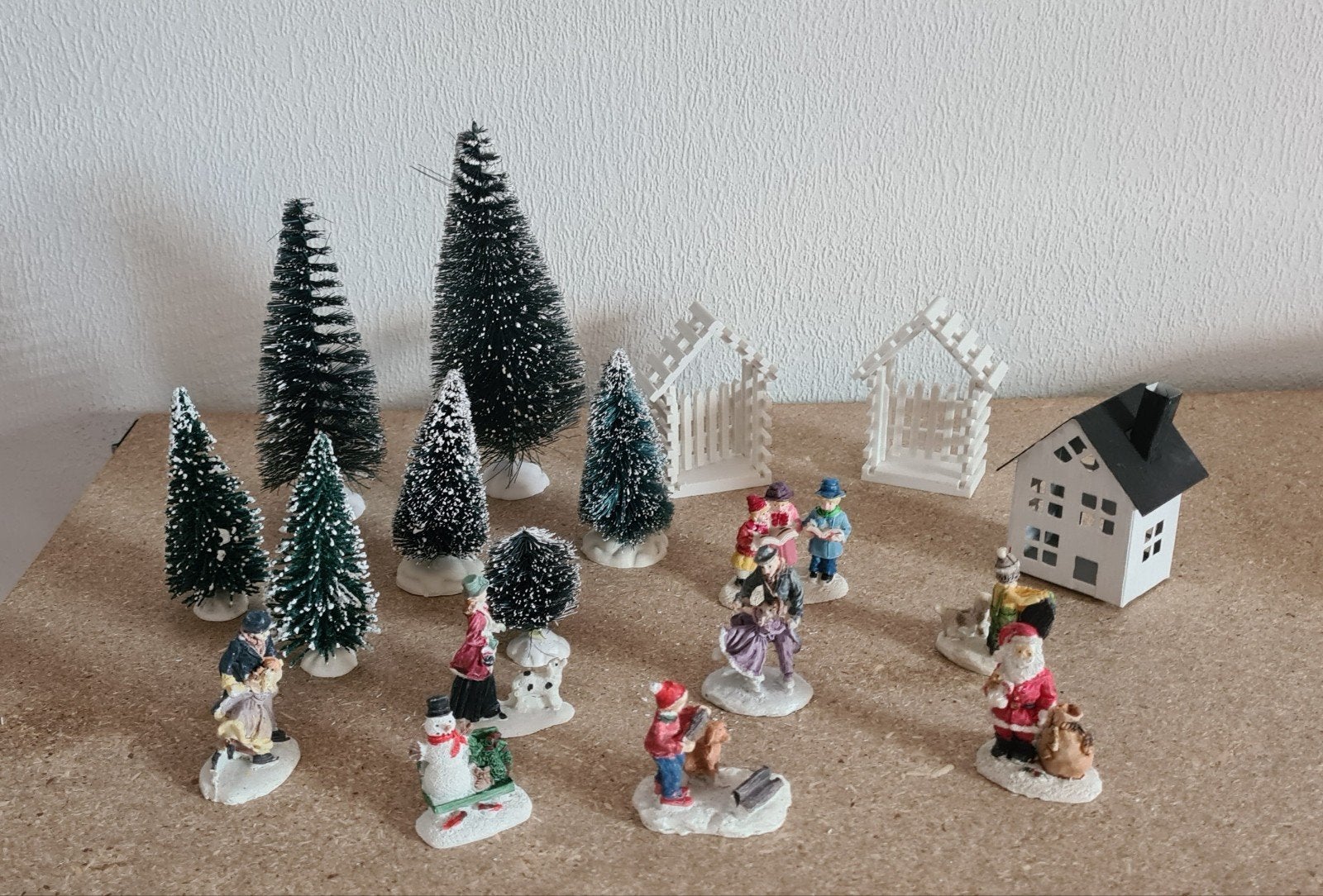 Kerstboompjes, kerstfiguurtjes, 2 hekjes en een huisje., Diversen, Ophalen of Verzenden