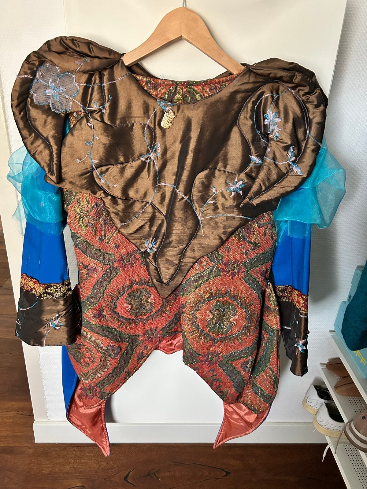 Carnavalskostuum met hoed - Uniek en kleurrijk, Maat 38/40 (M), Carnaval, Ophalen of Verzenden, Zo goed als nieuw
