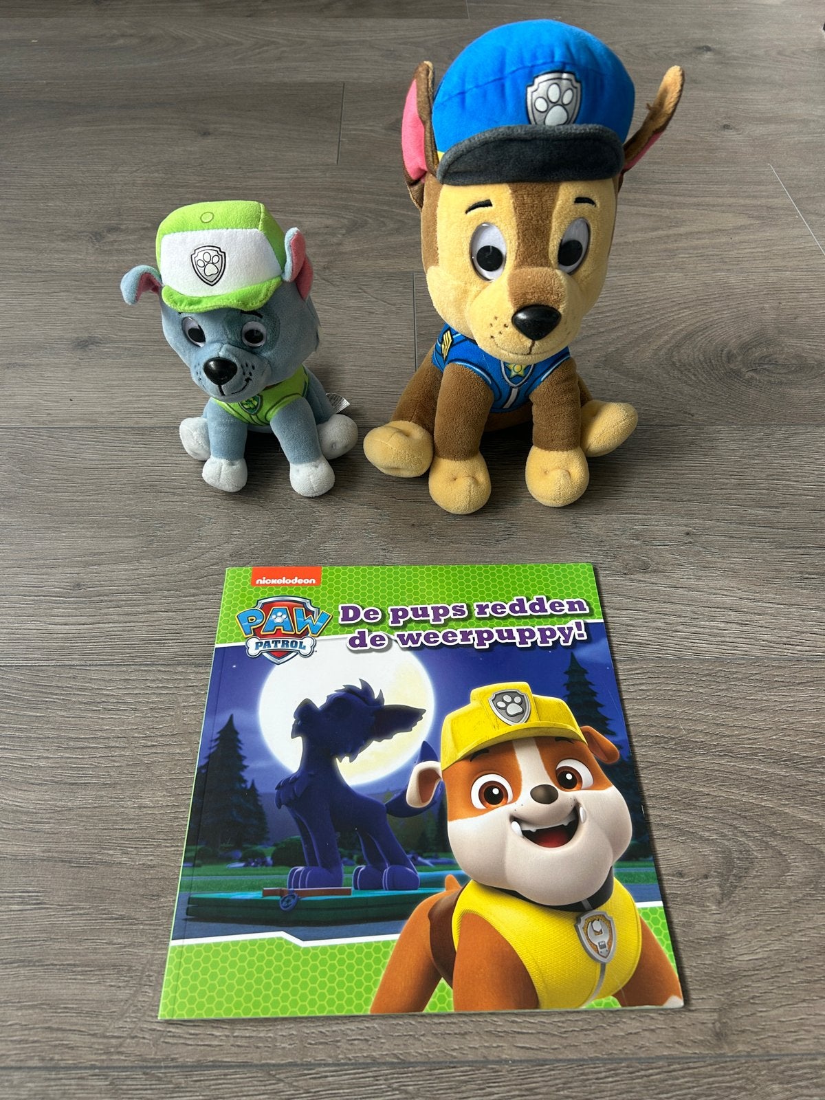 Paw Patrol knuffels (Chase en Rocky) met boekje, Ophalen, Gebruikt, Overige merken, Blauw