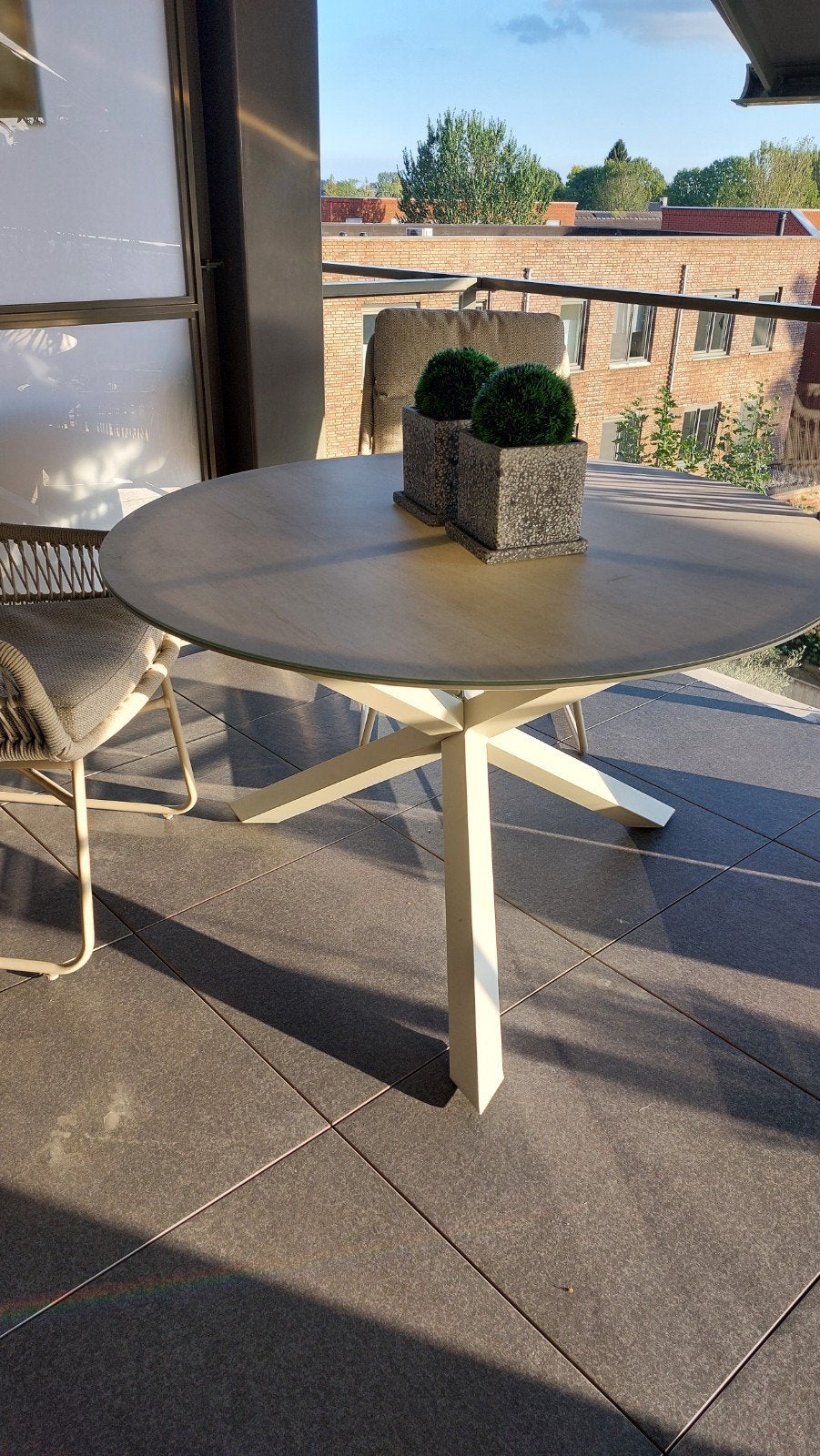 Moderne ronde tuintafel met metalen onderstel, Tuin en Terras, Ophalen, Zo goed als nieuw, Rond, Metaal